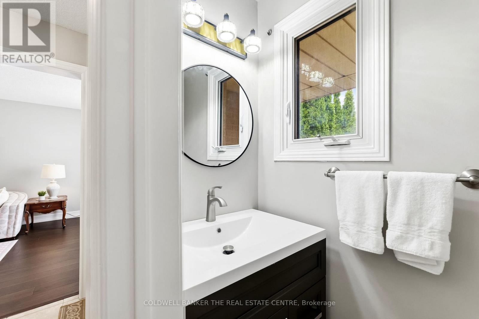 24 Kenyon Court, Whitby, Ontario  L1N 8T2 - Photo 15 - E13029136