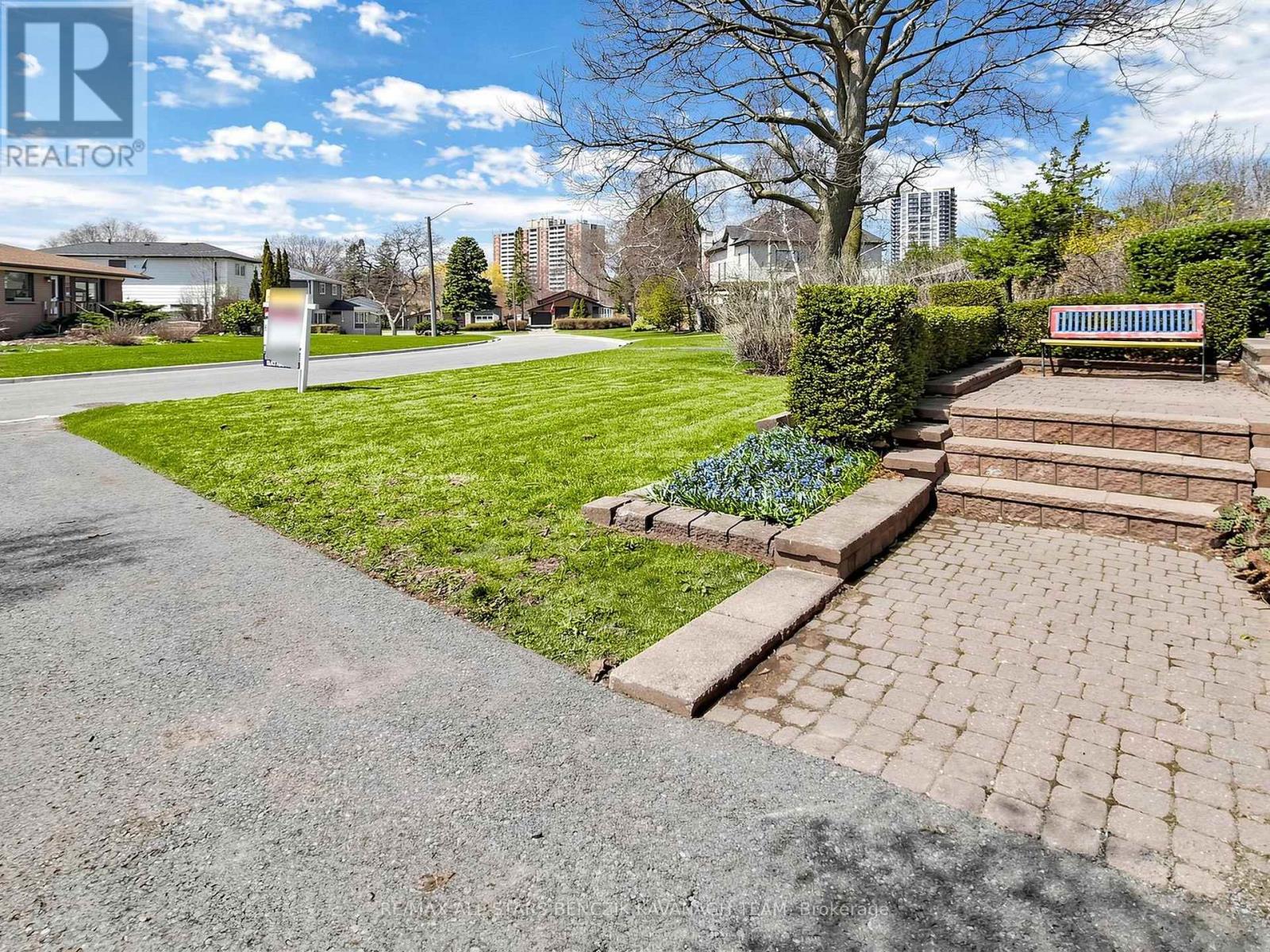 875 Chapleau Drive, Pickering, Ontario  L1W 1P6 - Photo 2 - E13029204