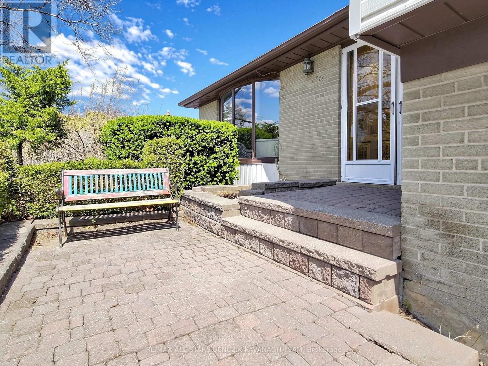 875 Chapleau Drive, Pickering, Ontario  L1W 1P6 - Photo 3 - E13029204