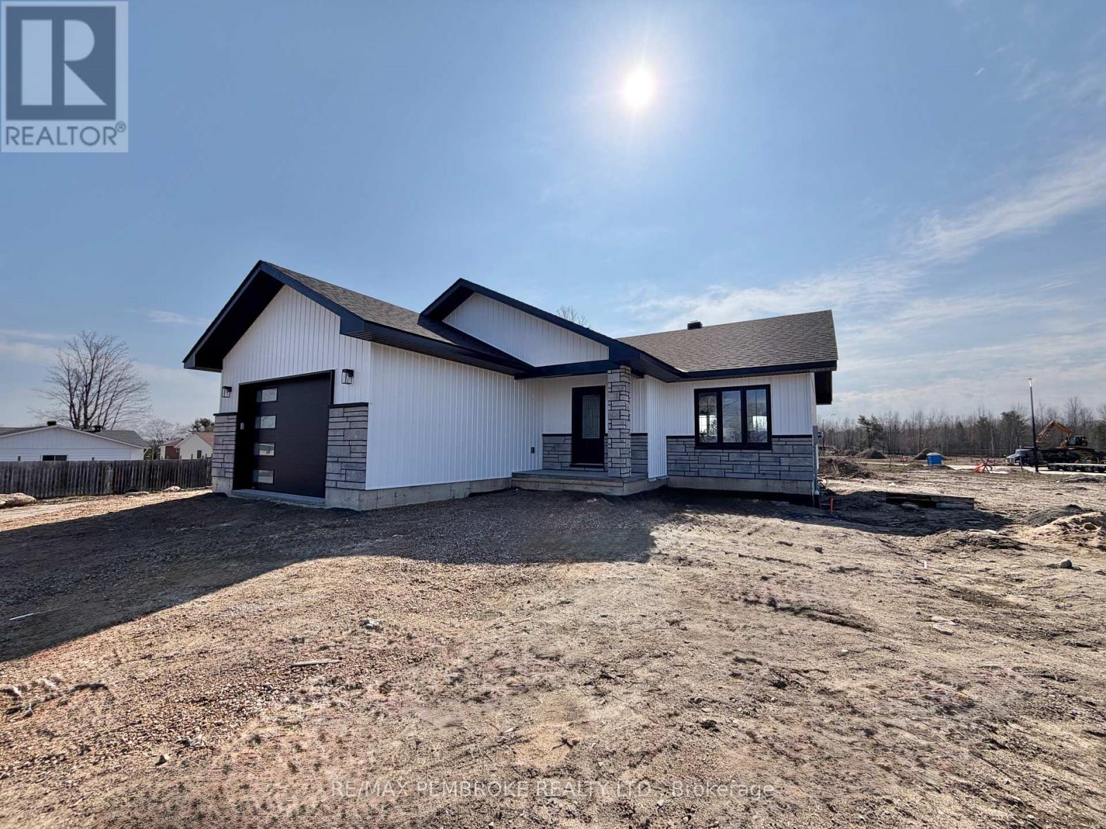 62 Eddy Crescent, Pembroke, Ontario  K8A 0M1 - Photo 2 - X12795924