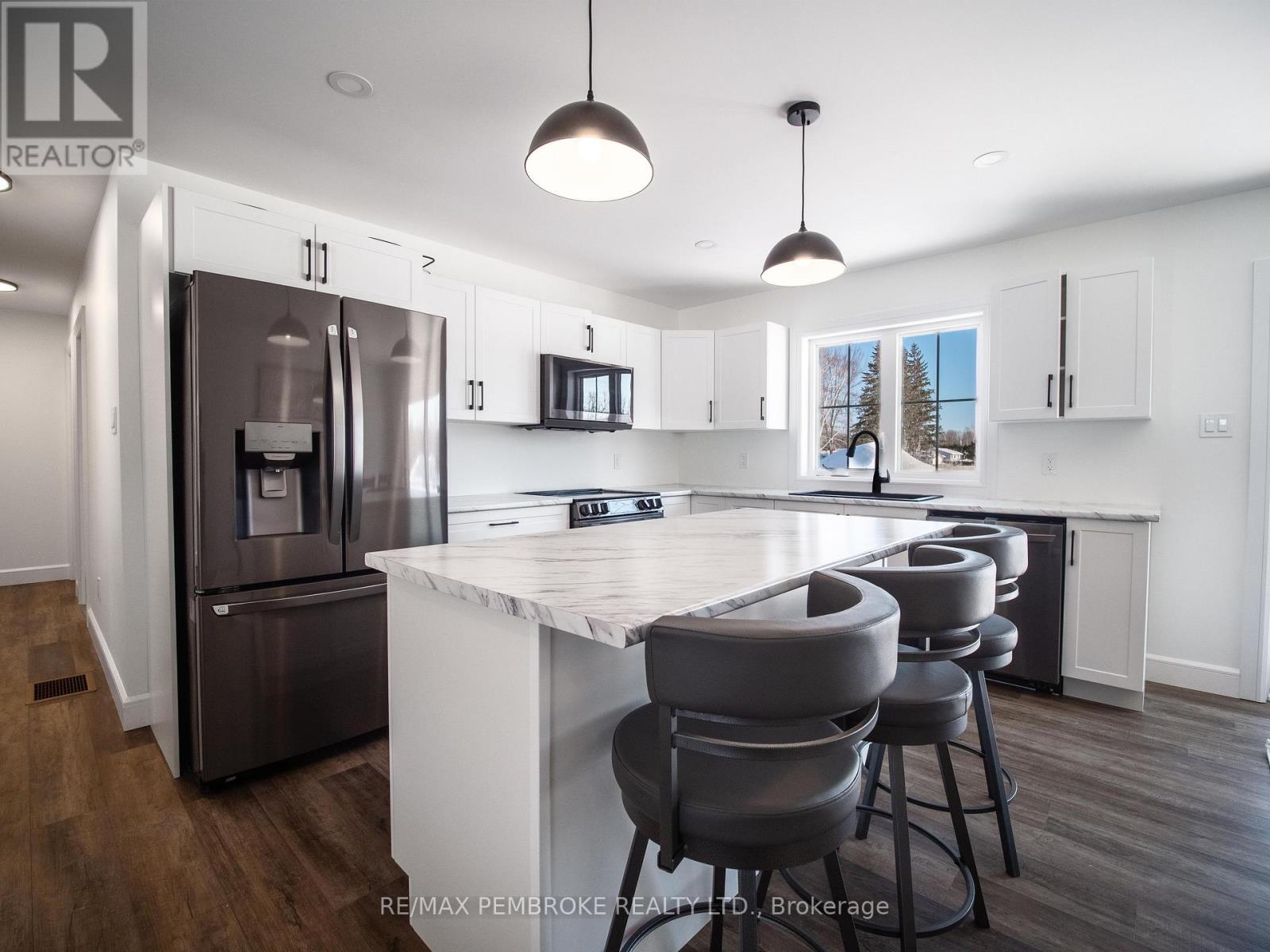 62 Eddy Crescent, Pembroke, Ontario  K8A 0M1 - Photo 4 - X12795924