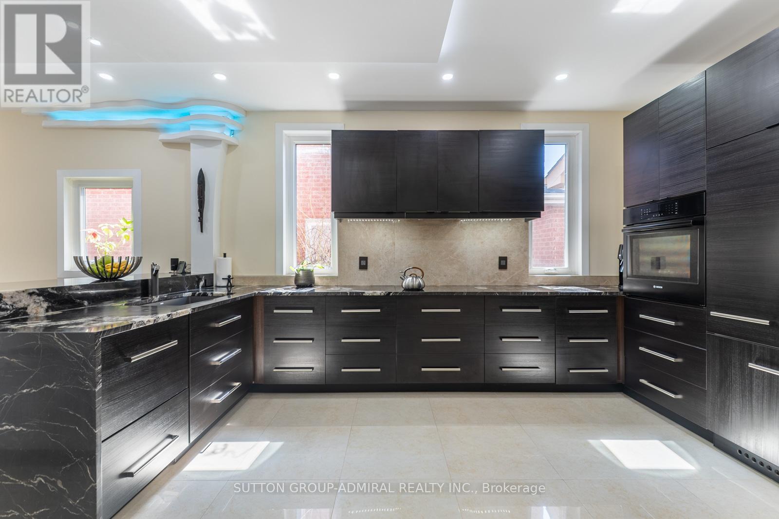 626 College Manor Drive, Newmarket, Ontario  L3Y 8M7 - Photo 5 - N13029334