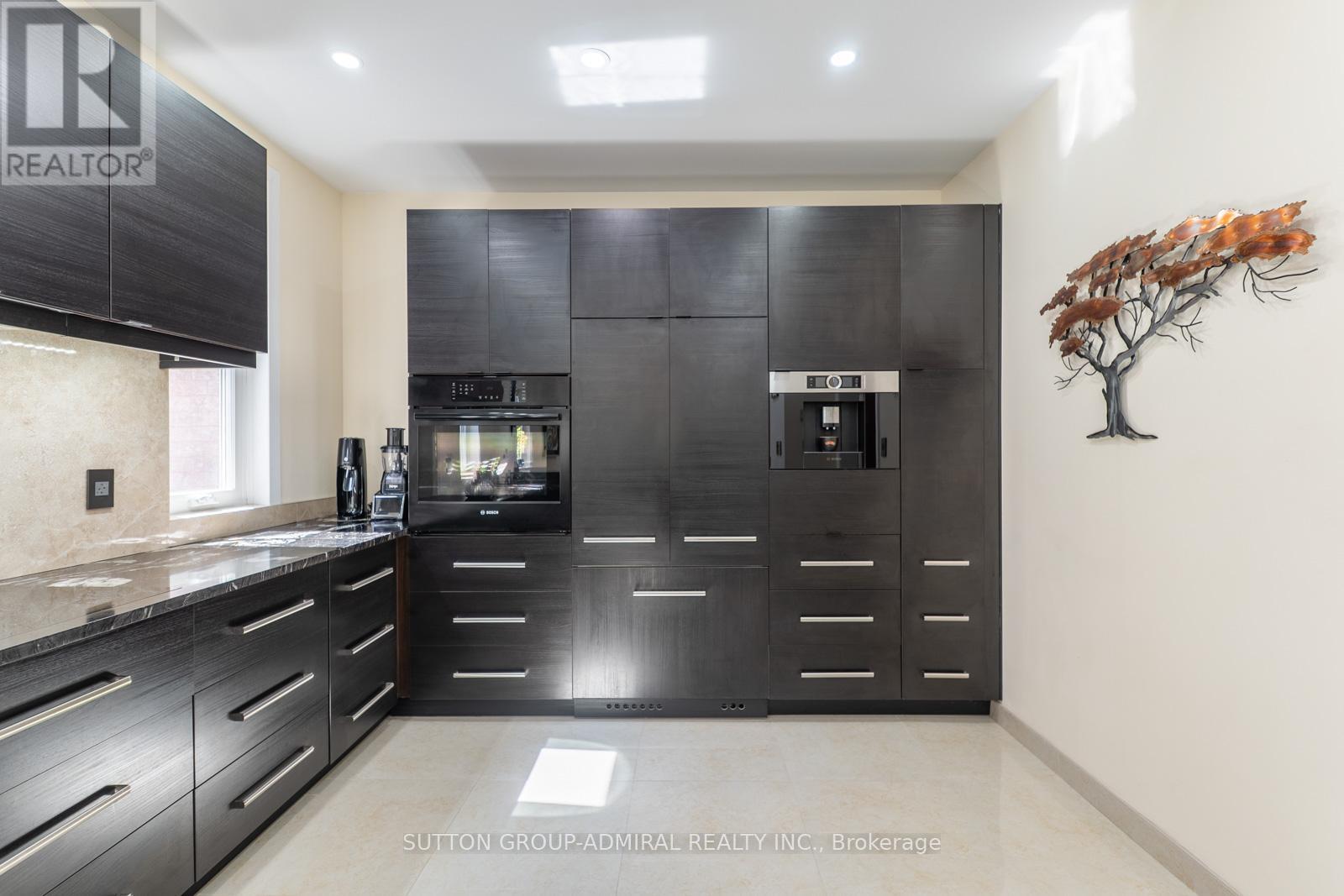 626 College Manor Drive, Newmarket, Ontario  L3Y 8M7 - Photo 6 - N13029334