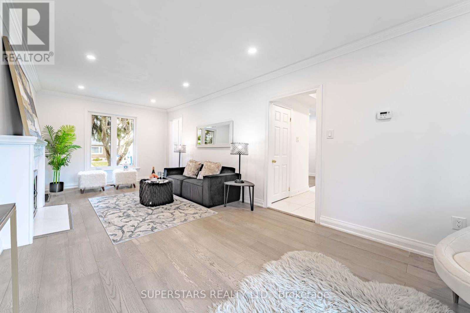 84 Lawrence Avenue, Richmond Hill, Ontario  L4C 1Z3 - Photo 1 - N13029374