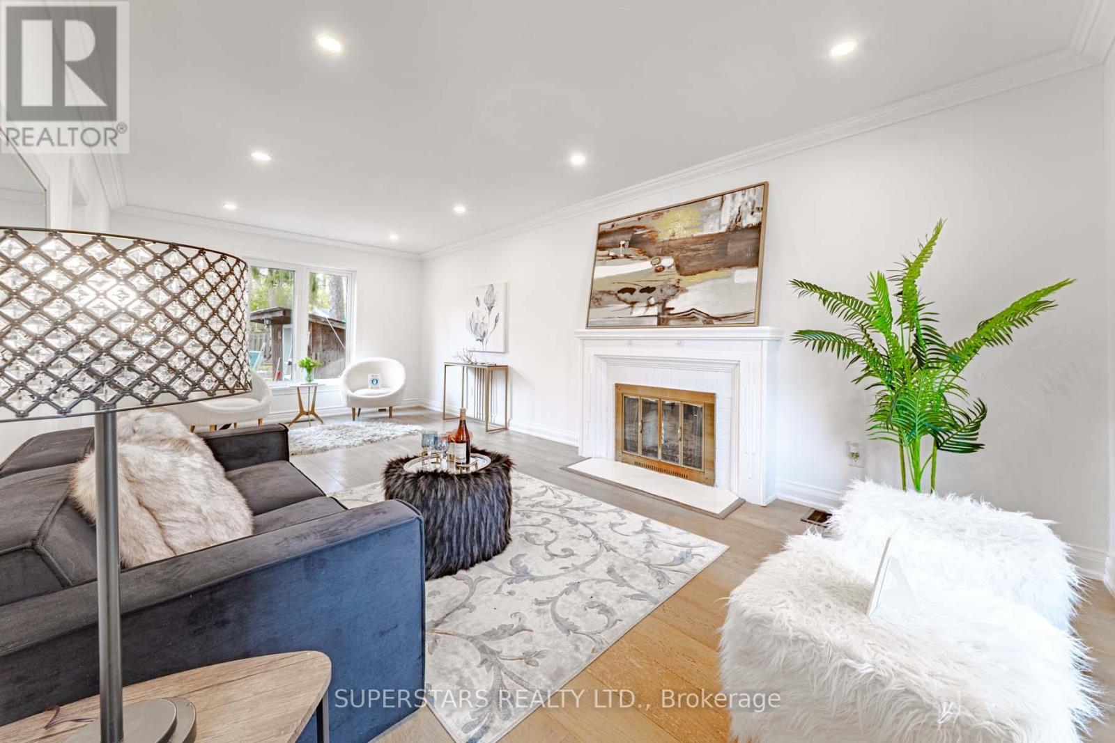 84 Lawrence Avenue, Richmond Hill, Ontario  L4C 1Z3 - Photo 2 - N13029374