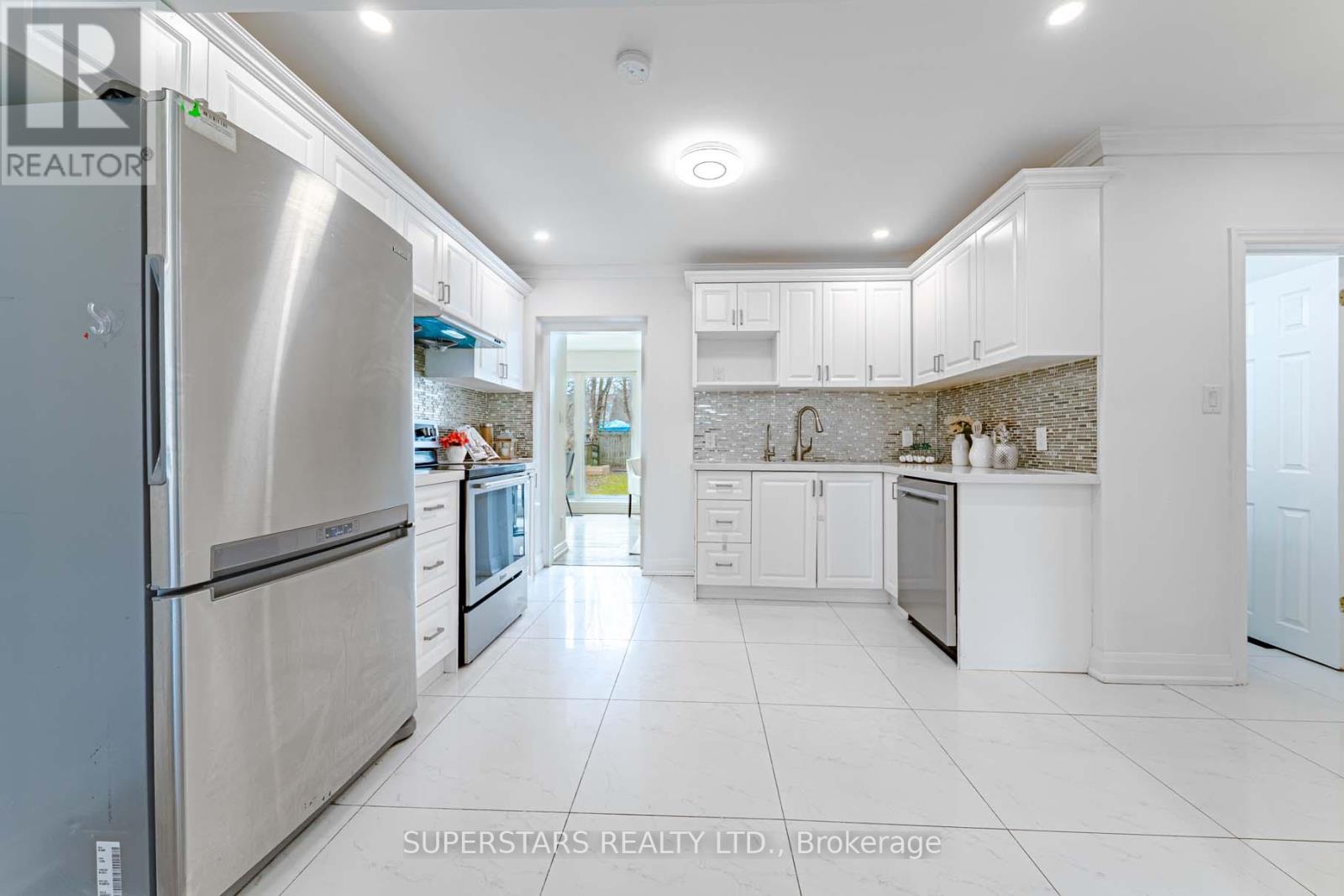 84 Lawrence Avenue, Richmond Hill, Ontario  L4C 1Z3 - Photo 8 - N13029374