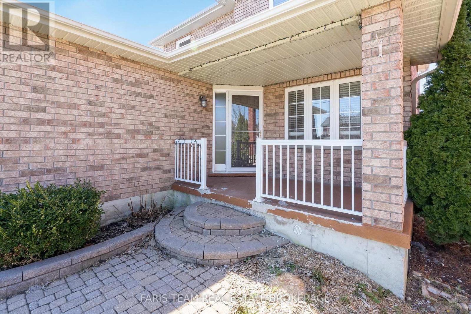 18 Balmoral Place, Barrie, Ontario  L4N 0Y9 - Photo 4 - S13029148