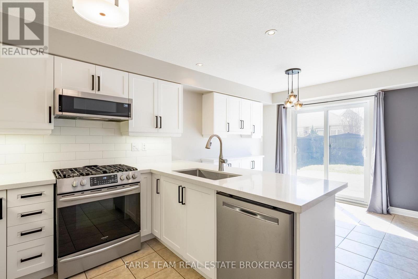 18 Balmoral Place, Barrie, Ontario  L4N 0Y9 - Photo 7 - S13029148