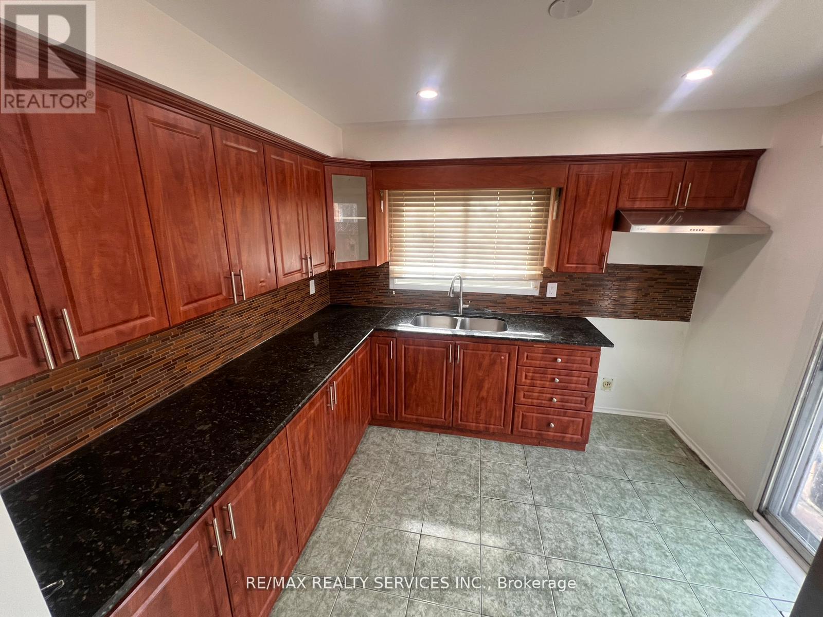 31 Junewood Crescent, Brampton, Ontario  L6S 3T5 - Photo 6 - W13029290