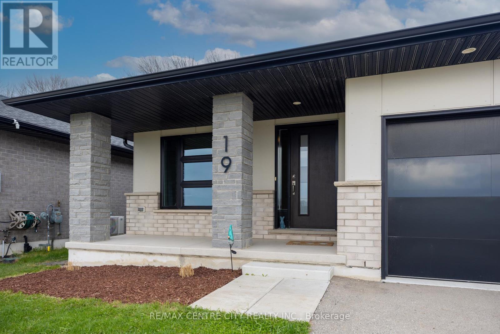 19 Benjamin Parkway, St. Thomas, Ontario  N5R 0J1 - Photo 1 - X13029682