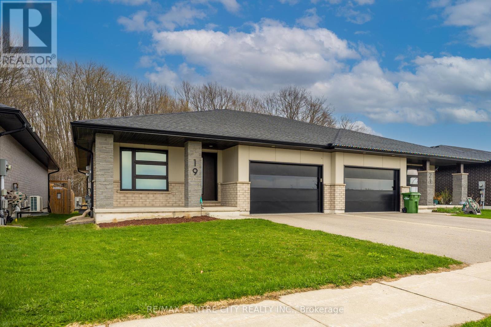 19 Benjamin Parkway, St. Thomas, Ontario  N5R 0J1 - Photo 2 - X13029682