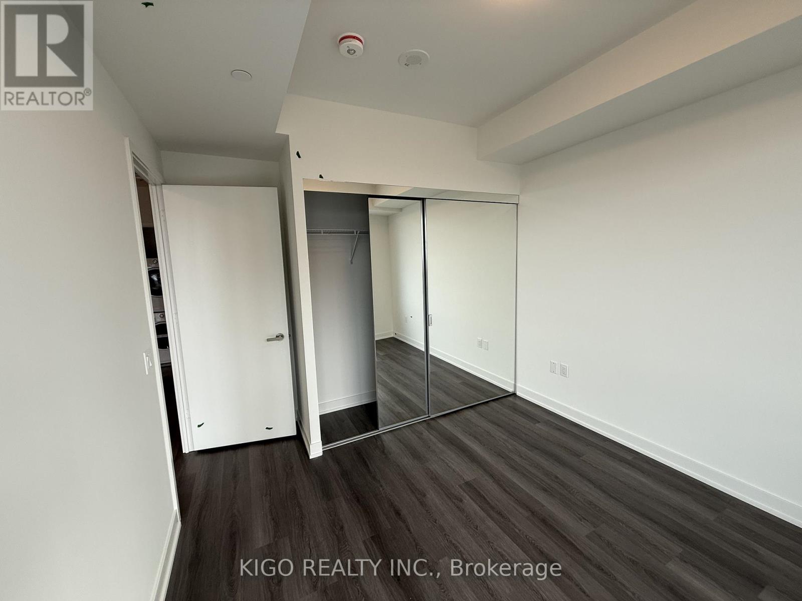 1612 - 448 Burnhamthorpe Road, Mississauga, Ontario  L5B 0R4 - Photo 2 - W12937580