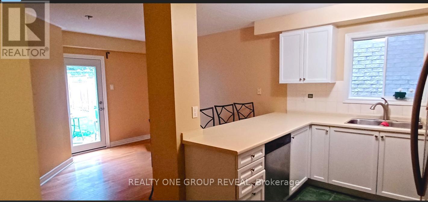 735 Swan Place, Pickering, Ontario  L1X 2V7 - Photo 3 - E13029560