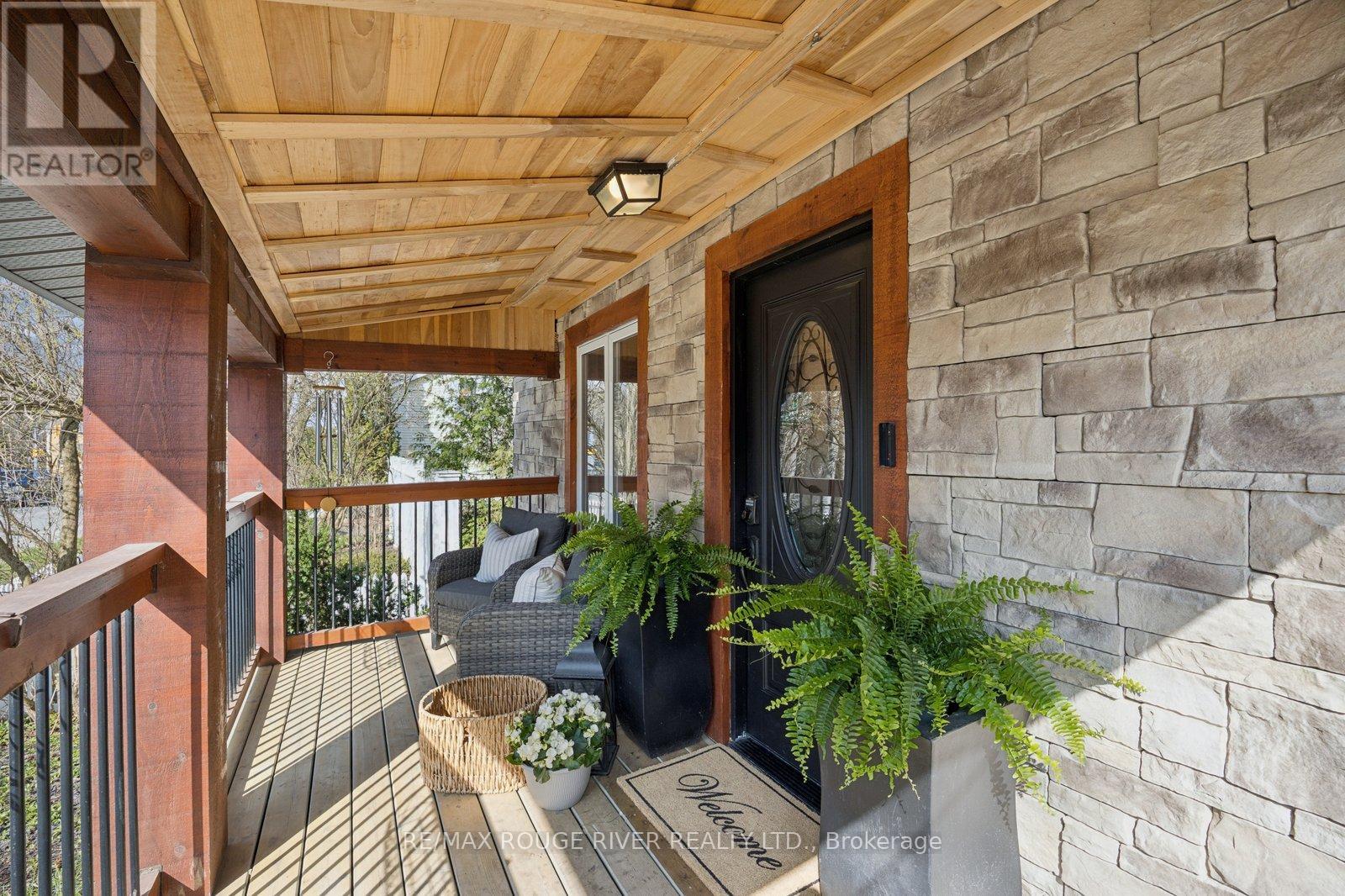 28 Columbus Road E, Oshawa, Ontario  L1H 7K4 - Photo 2 - E13029960