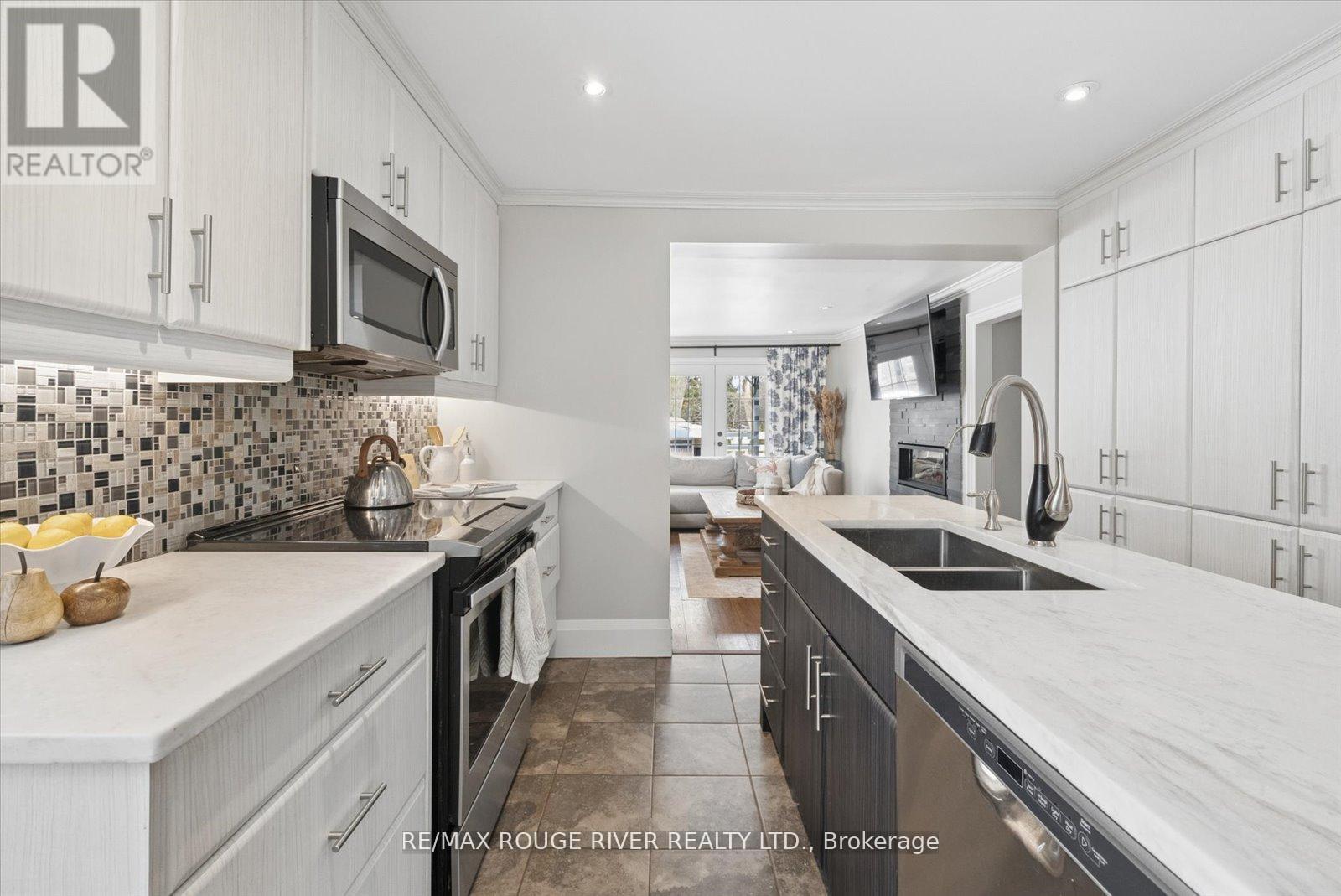 28 Columbus Road E, Oshawa, Ontario  L1H 7K4 - Photo 8 - E13029960