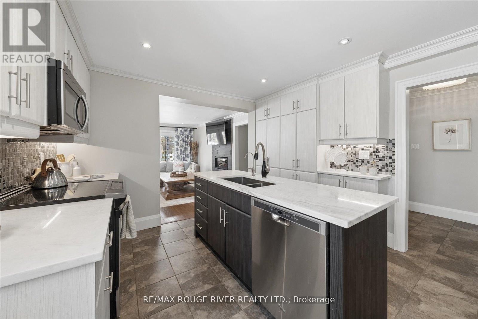 28 Columbus Road E, Oshawa, Ontario  L1H 7K4 - Photo 9 - E13029960