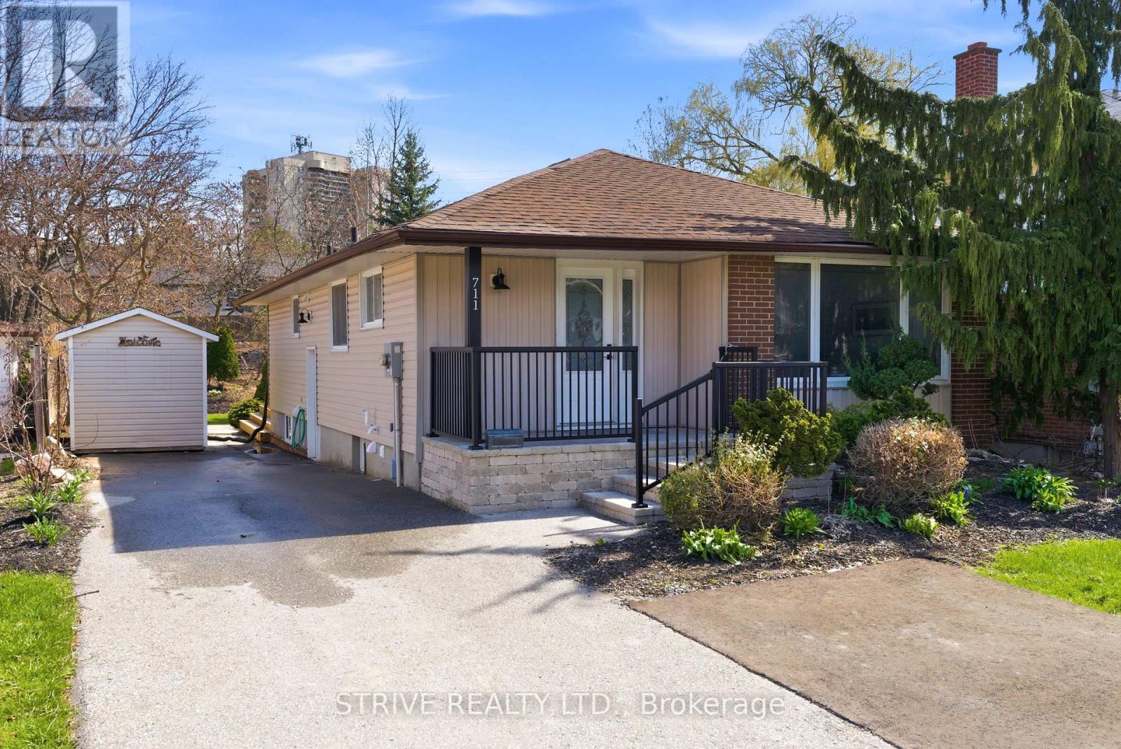 711 Central Park Boulevard N, Oshawa, Ontario  L1G 6A8 - Photo 2 - E13029998