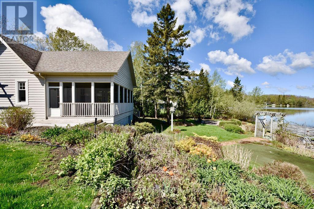 3021 Sandy Bend, Springwater, Ontario  L0L 1P0 - Photo 43 - S13029504