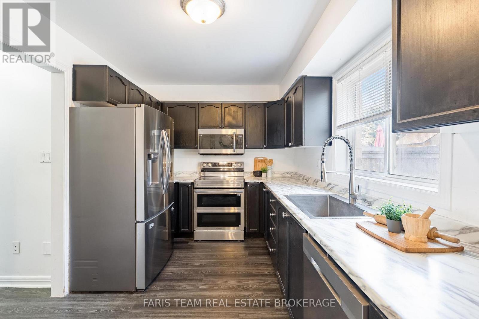 203 Thrushwood Drive, Barrie, Ontario  L4N 0Z1 - Photo 4 - S13029512