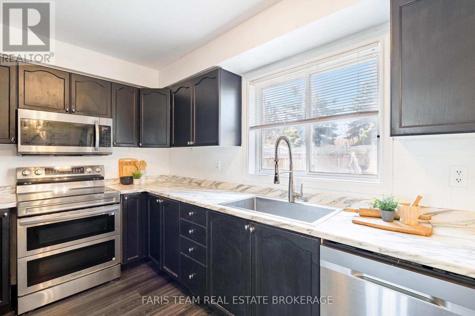 203 Thrushwood Drive, Barrie, Ontario  L4N 0Z1 - Photo 5 - S13029512