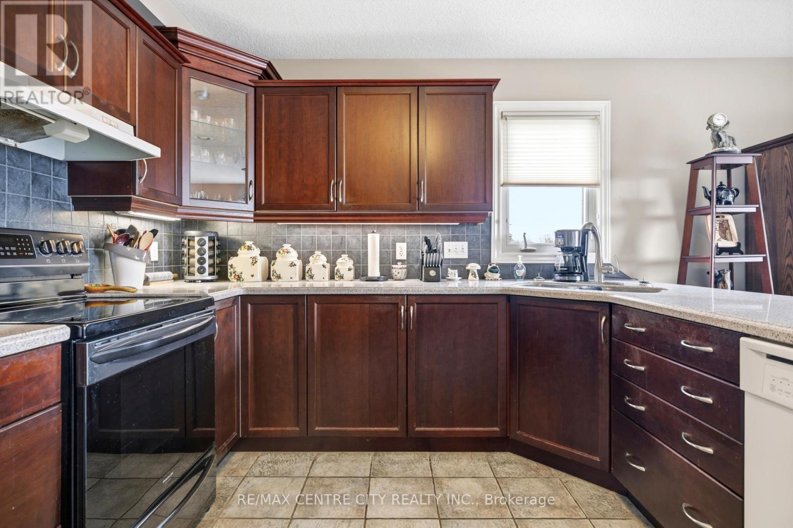 20 Chamberlain Court, St. Thomas, Ontario  N5R 0A4 - Photo 5 - X13029748