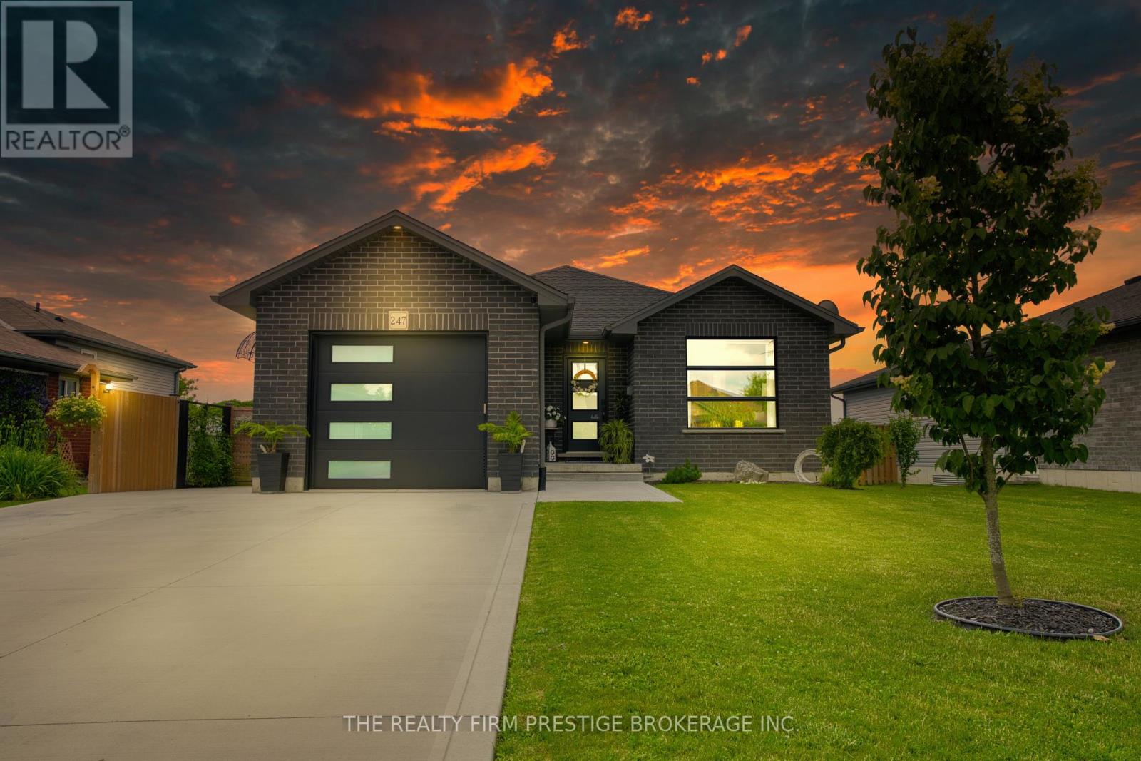 247 South Street S, Southwest Middlesex, Ontario  N0L 1M0 - Photo 2 - X13029886