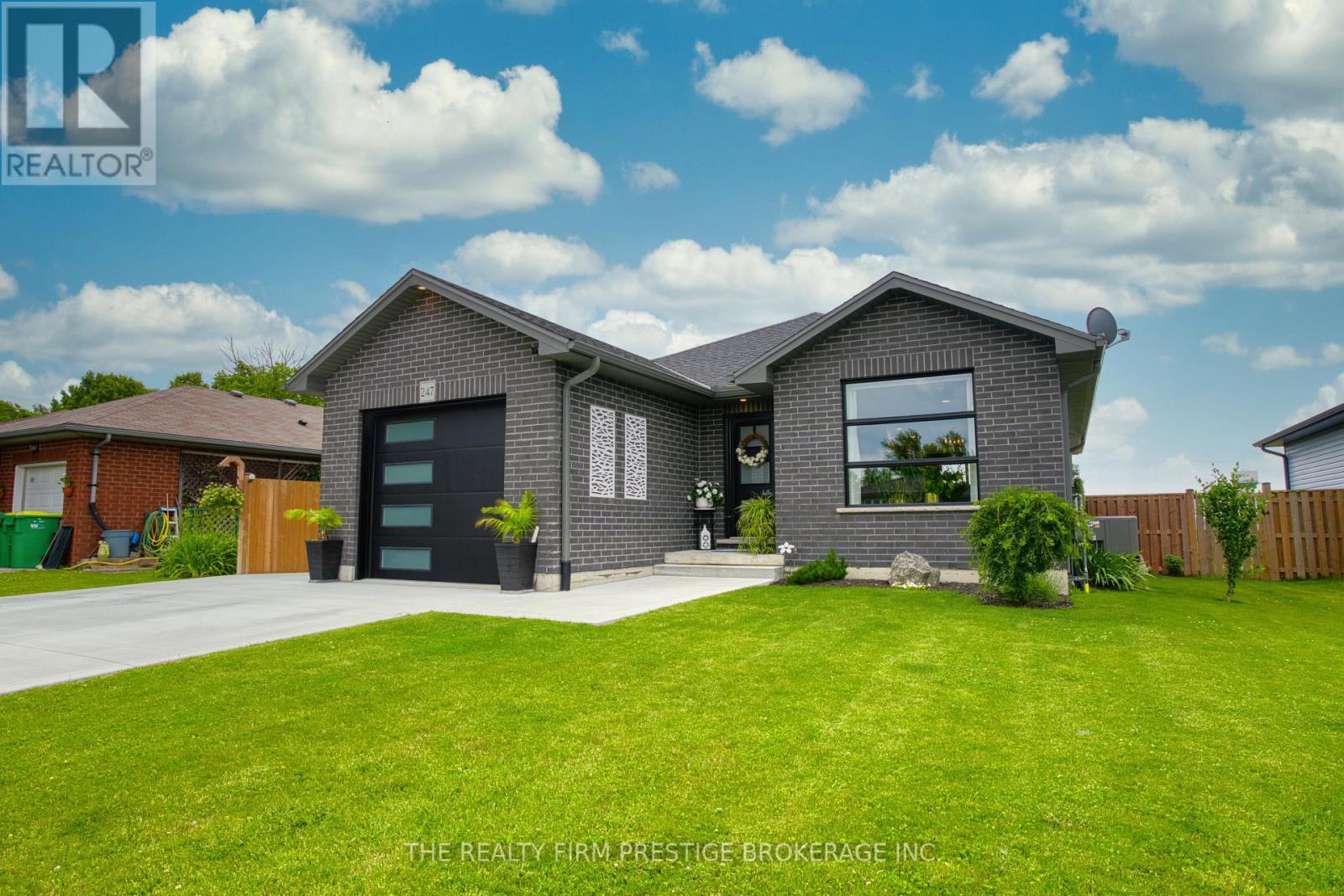 247 South Street S, Southwest Middlesex, Ontario  N0L 1M0 - Photo 3 - X13029886