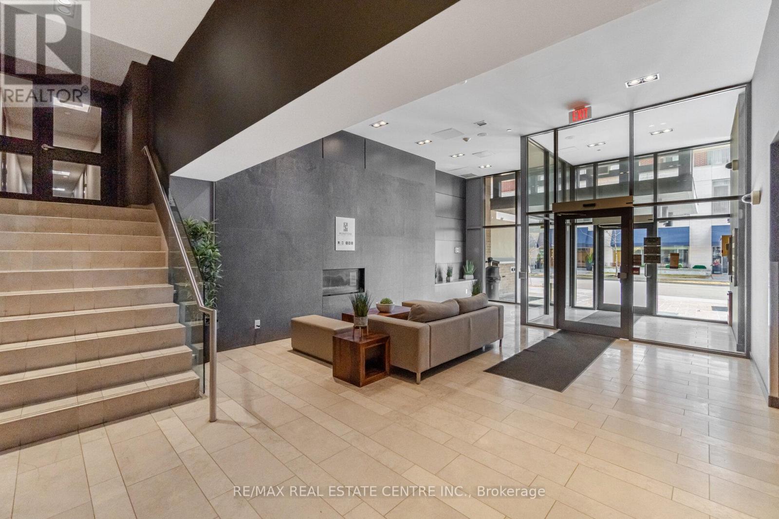 405 - 1940 Ironstone Drive, Burlington, Ontario  L7L 0E4 - Photo 3 - W13029516