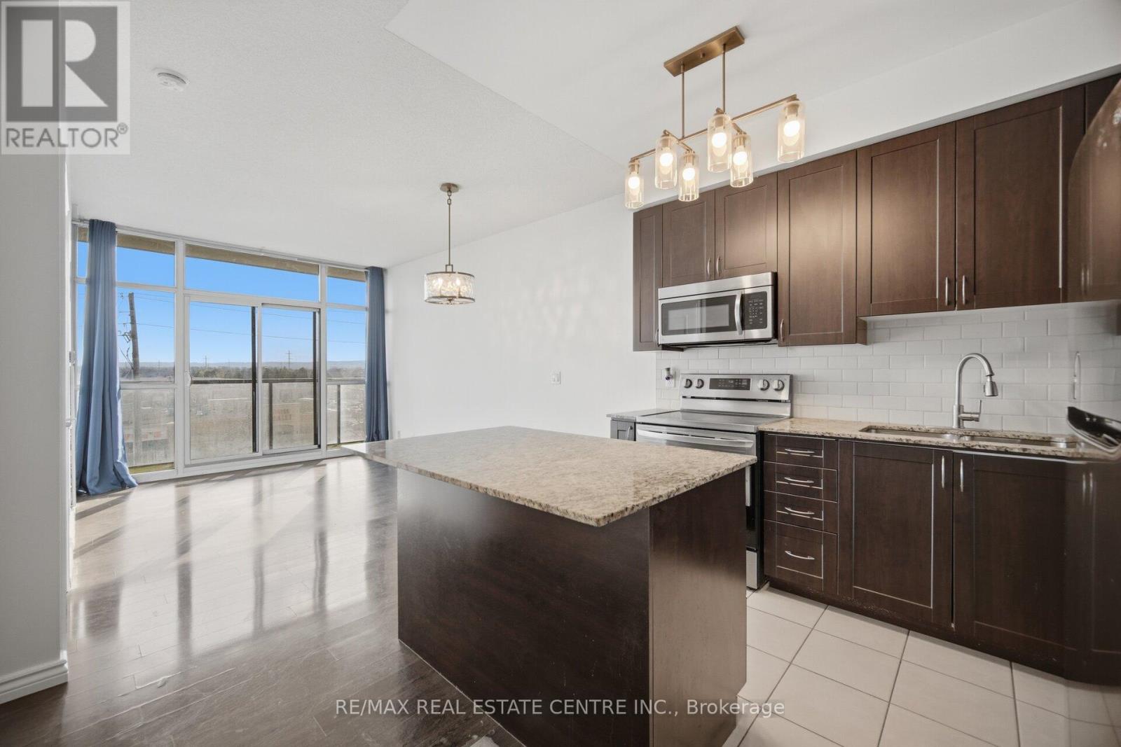 405 - 1940 Ironstone Drive, Burlington, Ontario  L7L 0E4 - Photo 8 - W13029516