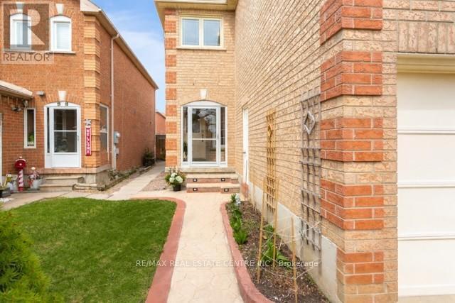 66 Herkes Drive, Brampton, Ontario  L6Y 4Z3 - Photo 4 - W13029534