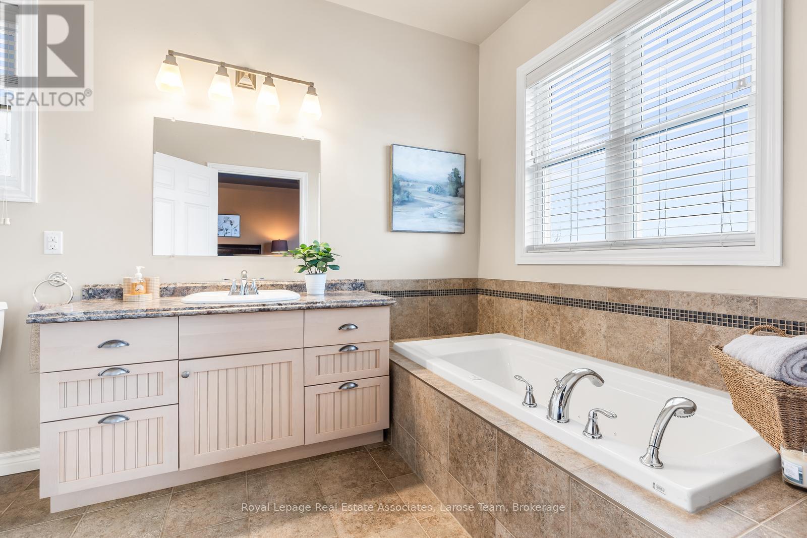 5484 Attema Crescent, West Lincoln, Ontario  L0R 1Y0 - Photo 29 - X13029598