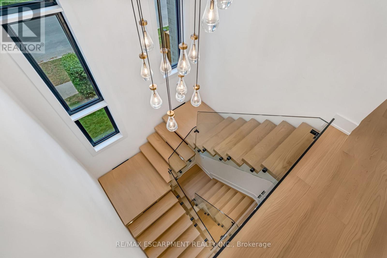 144 Mansfield Drive, Oakville, Ontario  L6H 1K4 - Photo 12 - W12783010