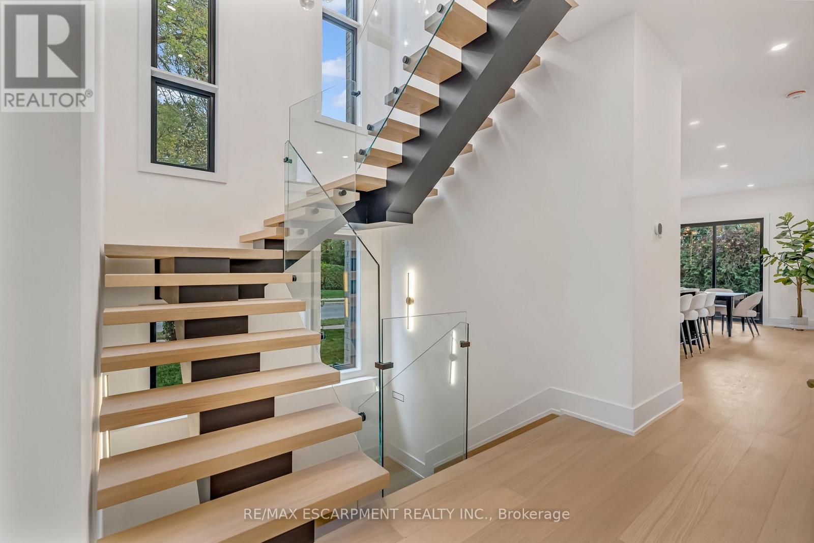 144 Mansfield Drive, Oakville, Ontario  L6H 1K4 - Photo 5 - W12783010