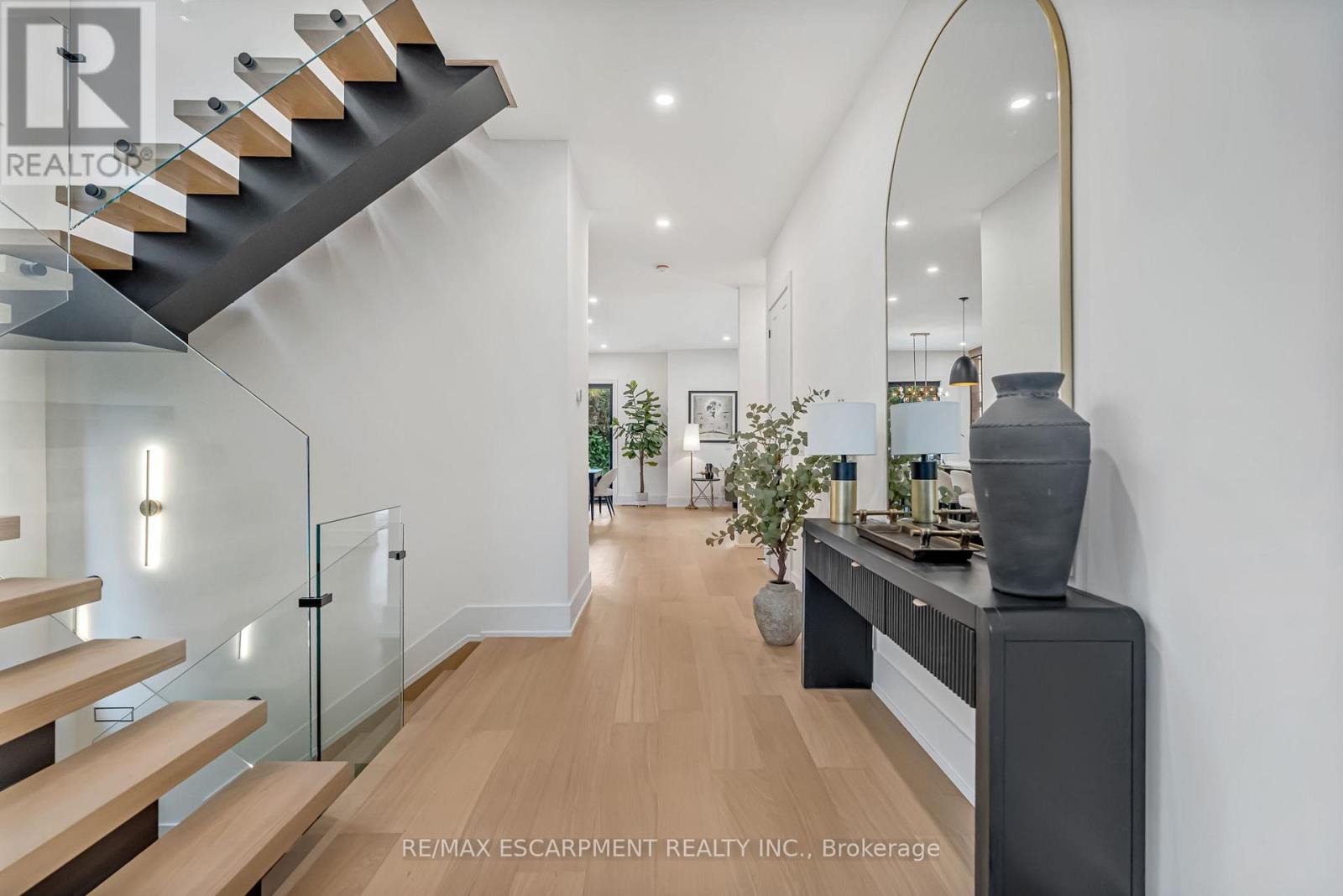 144 Mansfield Drive, Oakville, Ontario  L6H 1K4 - Photo 6 - W12783010