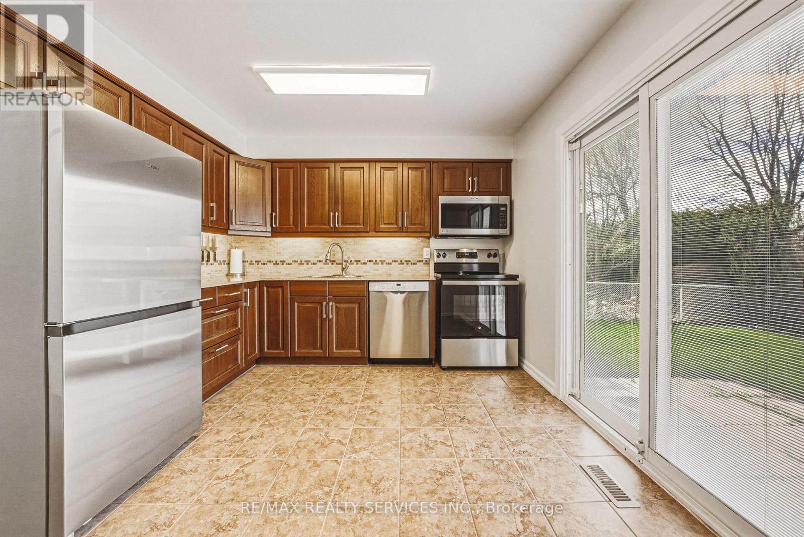 4 Mount Forest Drive, Brampton, Ontario  L6Z 1B7 - Photo 12 - W13029080