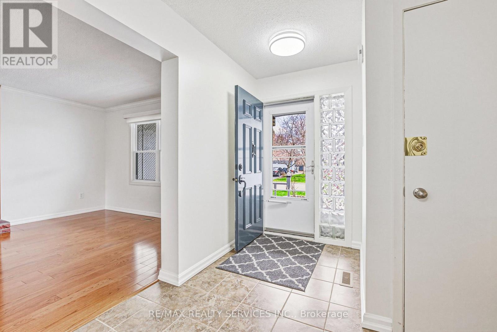 4 Mount Forest Drive, Brampton, Ontario  L6Z 1B7 - Photo 4 - W13029080