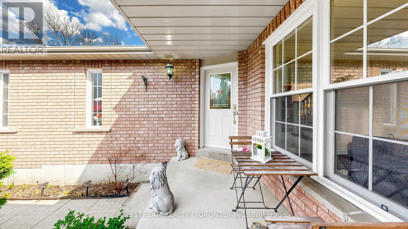 528 Veale Place, Newmarket, Ontario  L3Y 8H9 - Photo 2 - N13030088