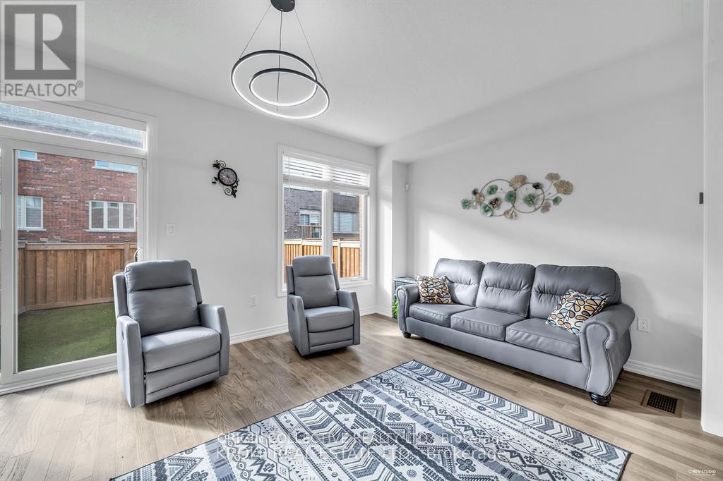 26 Frederick Taylor Way, East Gwillimbury, Ontario  L0G 1M0 - Photo 9 - N13030100