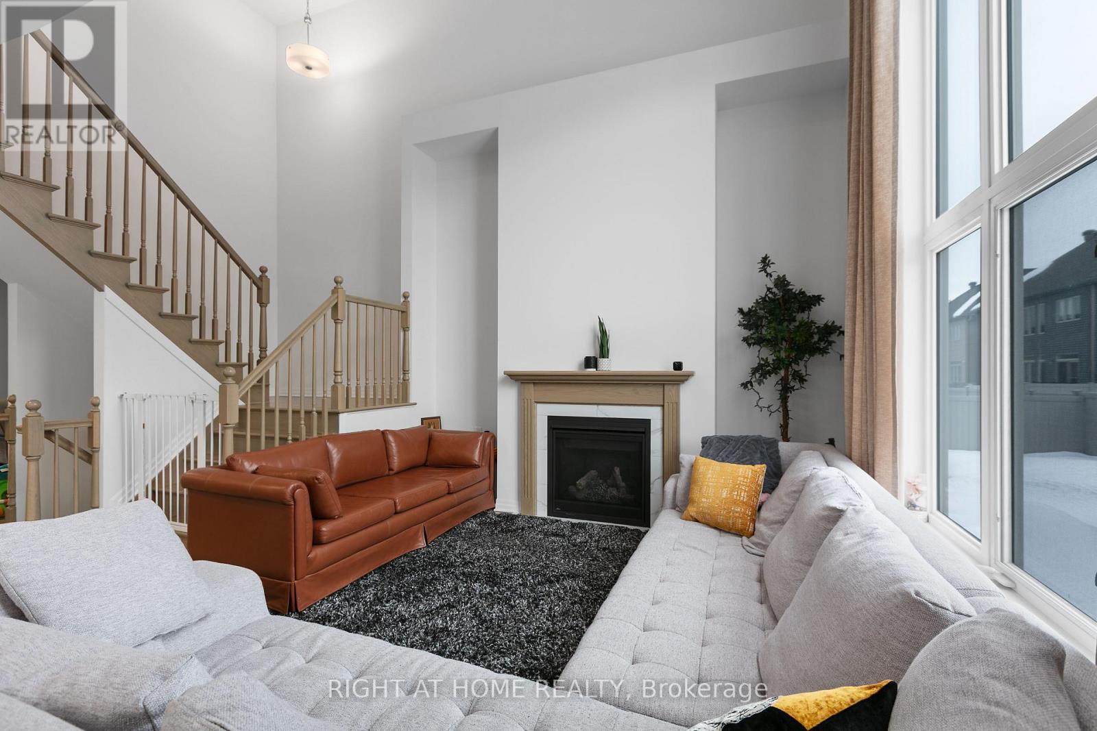 917 Littlerock Street, Ottawa, Ontario  K1T 0N2 - Photo 3 - X12846496