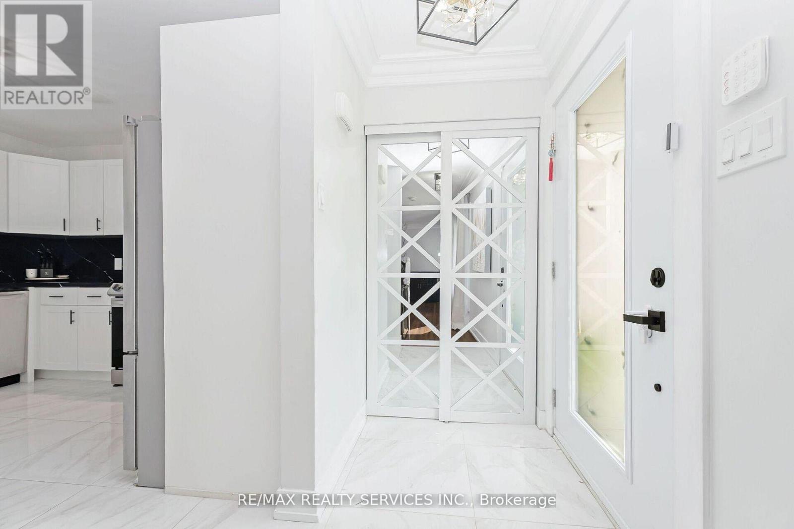 31 Huntingwood Crescent, Brampton, Ontario  L6S 1S5 - Photo 8 - W13029818