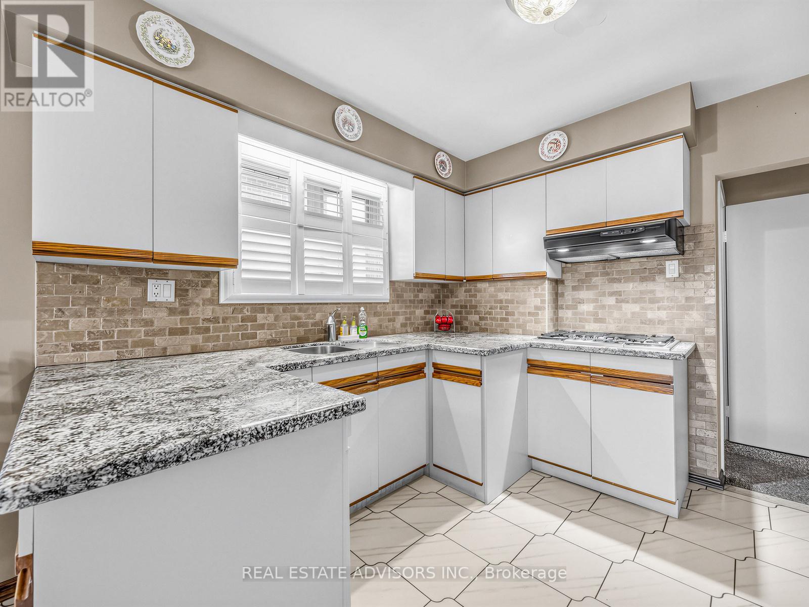 175 Lindylou Road, Toronto, Ontario  M9M 2B8 - Photo 11 - W13029868