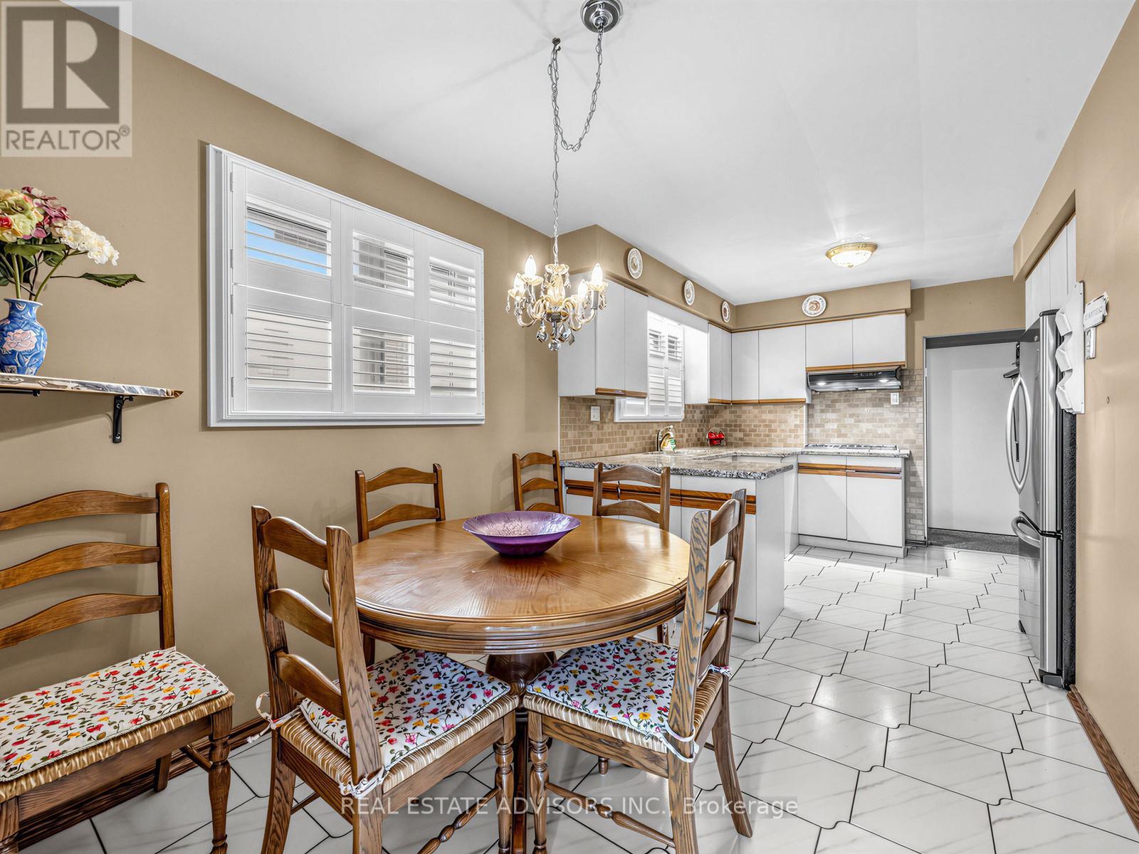 175 Lindylou Road, Toronto, Ontario  M9M 2B8 - Photo 8 - W13029868