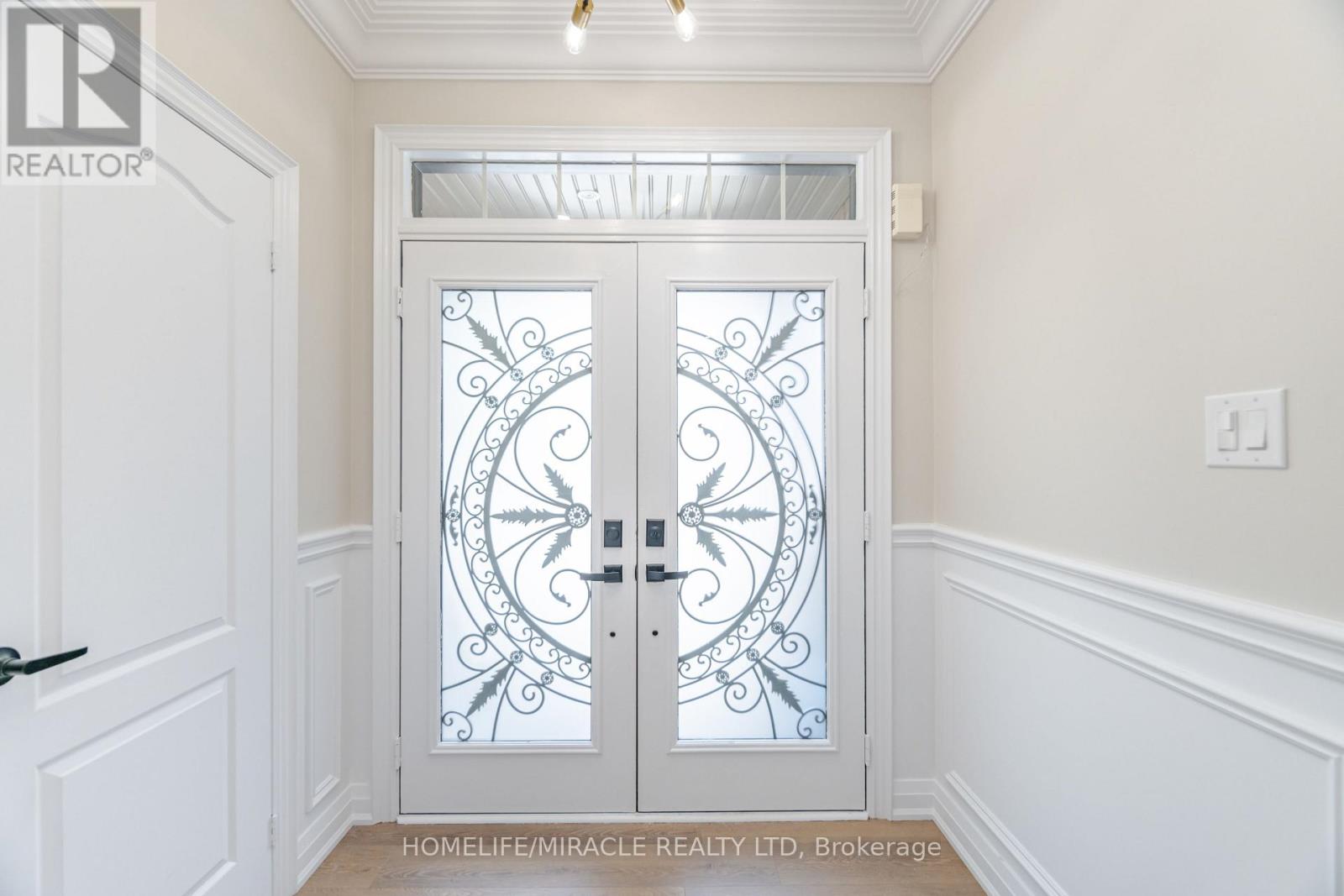 28 Sussexvale Drive, Brampton, Ontario  L6R 3S1 - Photo 4 - W13029872