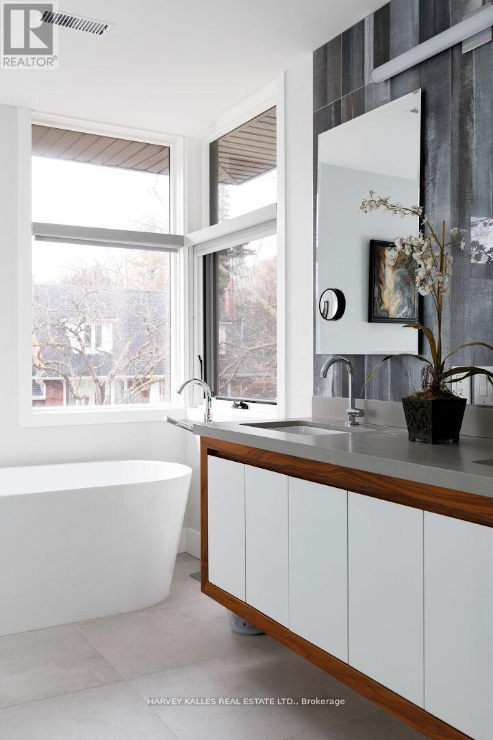 43 Ballacaine Drive, Toronto, Ontario  M8Y 4B1 - Photo 35 - W13029896