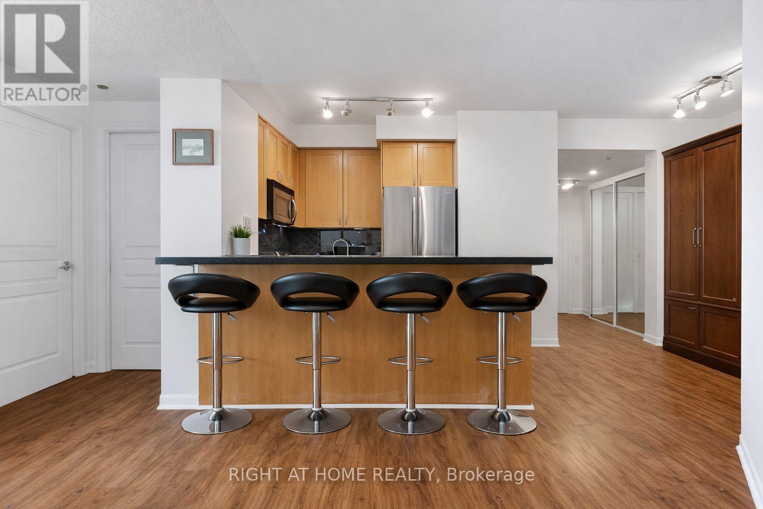 1909 - 3939 Duke Of York Boulevard, Mississauga, Ontario  L5B 4N2 - Photo 6 - W13030022