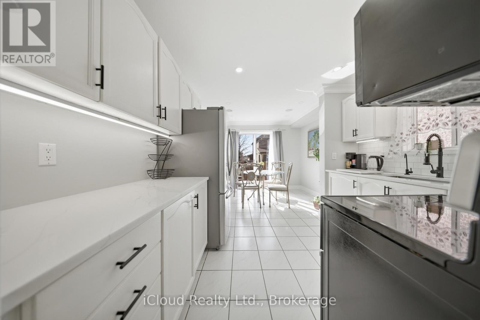 7389 Sandhurst Drive, Mississauga, Ontario  L5N 7G6 - Photo 14 - W13030066