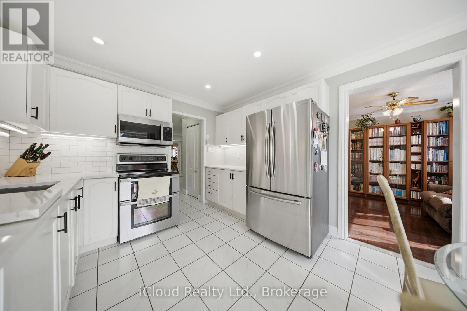 7389 Sandhurst Drive, Mississauga, Ontario  L5N 7G6 - Photo 17 - W13030066