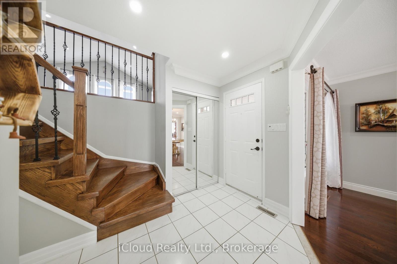 7389 Sandhurst Drive, Mississauga, Ontario  L5N 7G6 - Photo 5 - W13030066