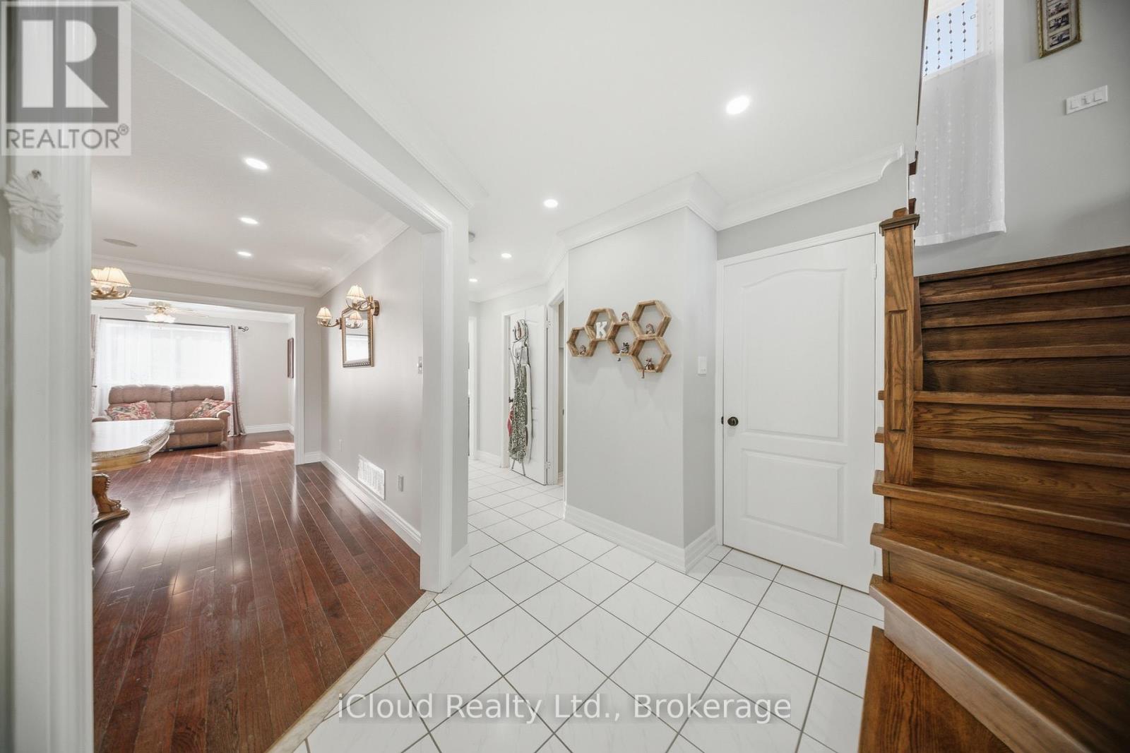 7389 Sandhurst Drive, Mississauga, Ontario  L5N 7G6 - Photo 7 - W13030066