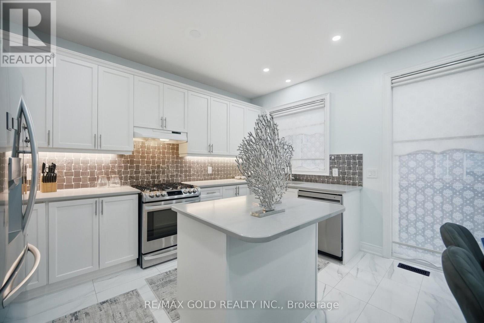 11 Sinatra Street, Brampton, Ontario  L6R 4B3 - Photo 10 - W13030080